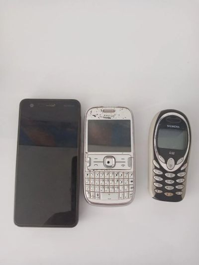 Лот: 20763970. Фото: 1. Три телефона. Один самсунг, два... Кнопочные мобильные телефоны