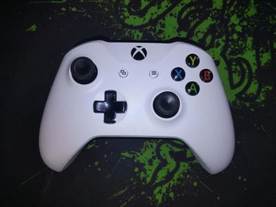 Лот: 10496237. Фото: 1. Геймпад Microsoft Xbox ONE S белый. Аксессуары для игровых приставок, консолей, геймпады