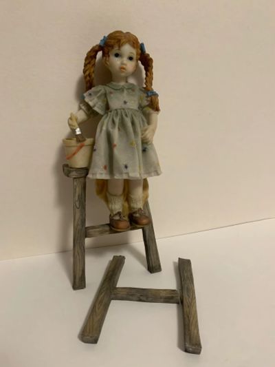 Лот: 21142658. Фото: 1. Статуэтка Девочка на стремянке... Фигурки, статуэтки