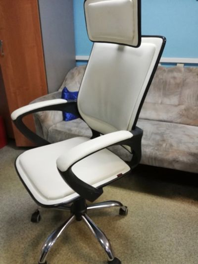 Лот: 17374195. Фото: 1. Кресло белое. Стулья и кресла офисные