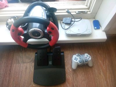 Лот: 11392413. Фото: 1. Psone c рулем педалям и джостиком. Игровые приставки, консоли