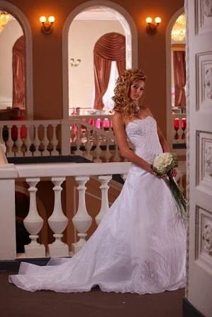 Лот: 5304833. Фото: 1. Новое белоснежное платье со шлейфом... Другое (свадебная мода)
