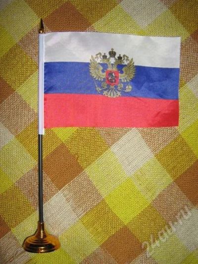 Лот: 26852. Фото: 1. Российский флаг с гербом на подставке. Красноярск