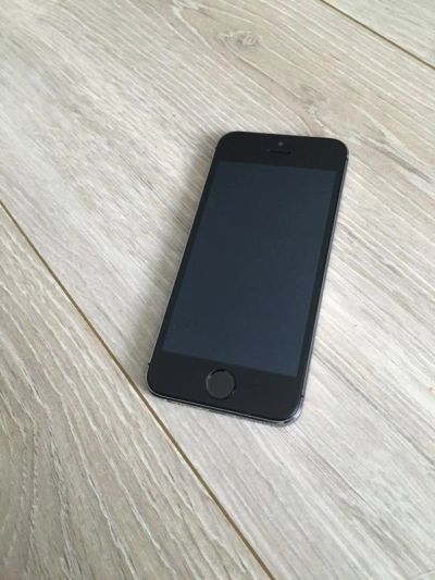 Лот: 8092621. Фото: 1. iPhone 5s 16 gb black. Смартфоны