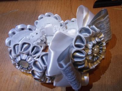 Лот: 8235867. Фото: 1. Резинка на пучок (гульку). Цветы из ткани