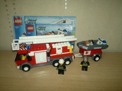 Лот: 4720919. Фото: 1. Лего Lego City 7239 Грузовая пожарная... Конструкторы