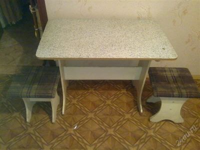 Лот: 1033874. Фото: 1. Кухонный стол + два стула . Другое (кухонная мебель)