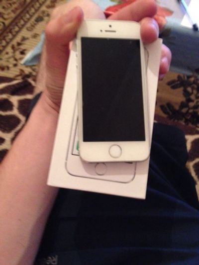 Лот: 8258538. Фото: 1. Iphone 5s 16gb silver. Смартфоны