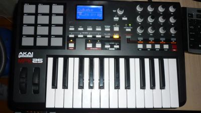 Лот: 3076933. Фото: 1. Akai Pro MPK25 (миди-клавиатура... Клавишные