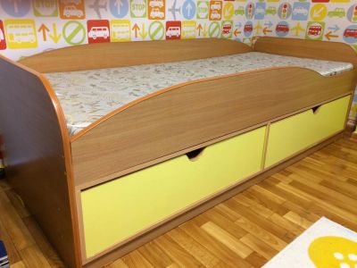 Лот: 9951899. Фото: 1. Детская кровать с матрасом и выдвижными... Детские кровати и кроватки