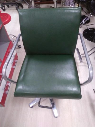 Лот: 9987500. Фото: 1. кресло парикмахера зеленое. Оснащение парикмахерских, салонов красоты