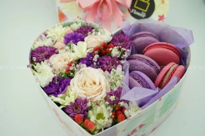 Лот: 6924239. Фото: 1. FlowerBox с макарунами (гвоздика... Другое (цветы, букеты)