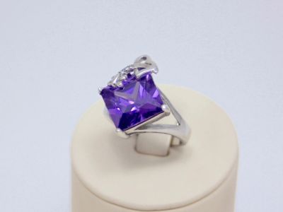 Лот: 14730471. Фото: 1. СЕРЕБРЯНОЕ КОЛЬЦО С АМЕТИСТОМ... Кольца, перстни