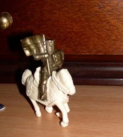 Лот: 584407. Фото: 1. Солдатики, лошадь из киндера. Игрушки