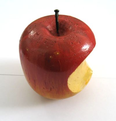 Лот: 10019120. Фото: 1. деревянное сувенирное яблоко. Сувенирные мелочи