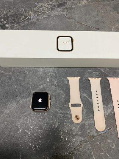 Лот: 19665977. Фото: 1. Apple Watch Series 4 40 мм золотого... Смарт-часы, фитнес-браслеты, аксессуары