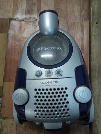 Лот: 10948059. Фото: 1. Пылесос Electrolux ZAC6725. Пылесосы, паровые швабры