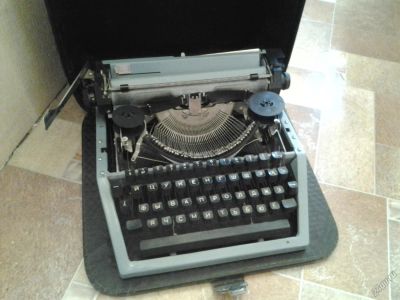Лот: 5945099. Фото: 1. портативная пишущая машинка "Москва... Орудия труда