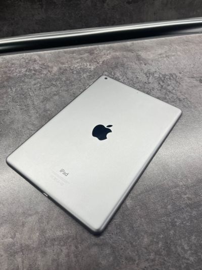 Лот: 20530917. Фото: 1. Планшет Apple iPad Air 16Gb. Планшеты