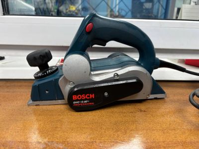 Лот: 25651621. Фото: 1. Электрорубанок Bosch GHO 15-82. Электроинструмент