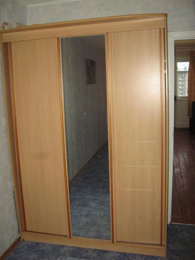 Лот: 3334493. Фото: 1. трехстворчатый шкаф с зеркалом. Шкафы, шкафы-купе