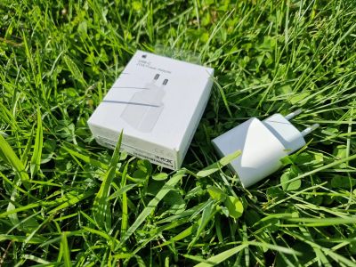 Лот: 17758867. Фото: 1. Зарядный блок Apple USB-C 20W... Зарядные устройства, блоки питания, адаптеры сетевые для смартфонов