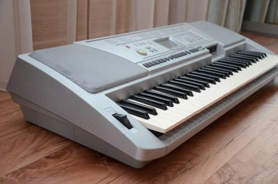 Лот: 3943317. Фото: 1. Синтезатор Yamaha PSR-450E с подставкой. Клавишные