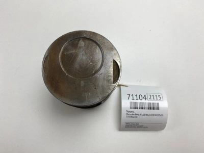 Лот: 20733558. Фото: 1. Поршень Mercedes-Benz W123 1981... Двигатель и элементы двигателя