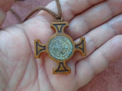 Лот: 11101073. Фото: 1. нательный крест святой Бенедикт... Талисманы, амулеты, предметы для магии