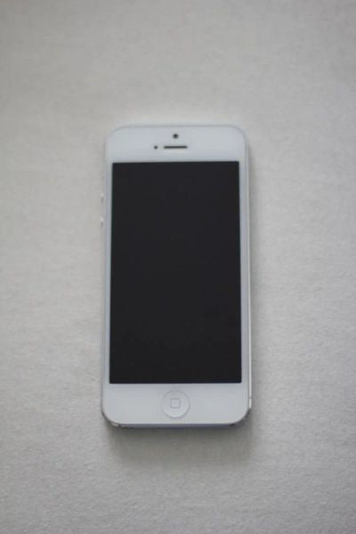 Лот: 4545773. Фото: 1. iPhone 5 белый 16 Gb. Смартфоны