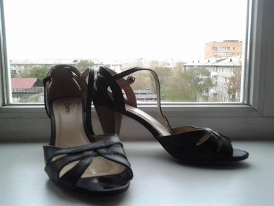 Лот: 3269515. Фото: 1. Босоножки на невысоком каблуке. Босоножки