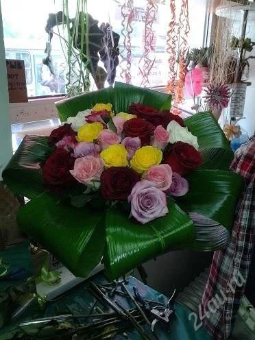 Лот: 2950190. Фото: 1. Букет из цветных роз в аспедистре. Сувенирные мелочи