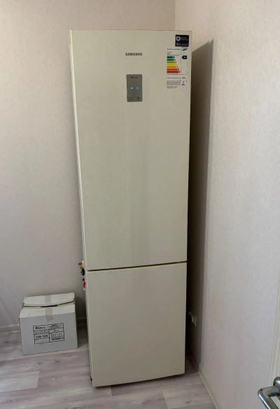 Лот: 22647117. Фото: 1. Холодильник samsung rb37j5461ef. Холодильники, морозильные камеры