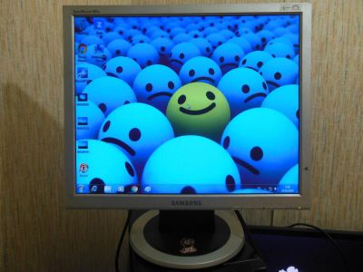 Лот: 7585512. Фото: 1. Монитор Samsung 19 дюймов с проводами. ЖК-мониторы