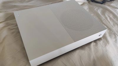 Лот: 16288806. Фото: 1. Xbox one s 1tb на гарантии. Игровые приставки, консоли