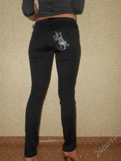 Лот: 1037345. Фото: 1. Брюки черные по фигуре с ящерицей... Брюки, шорты
