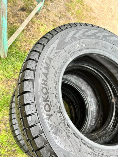 Лот: 23697762. Фото: 1. Yokohama Ice Guard G075 215/70. Шины