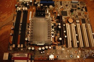 Лот: 777843. Фото: 1. материнка ASUS P4T + проц не работает. Материнские платы