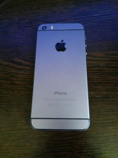 Лот: 7575191. Фото: 1. Iphone 5s 16gb Space Gray в эксклюзивном... Смартфоны