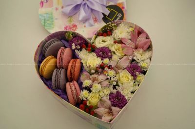 Лот: 6947384. Фото: 1. FlowerBox с макарунами (хризантема... Свежие цветы