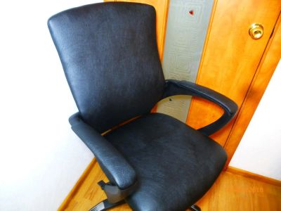 Лот: 10888238. Фото: 1. Офисное кресло с механизмом качания... Стулья и кресла офисные