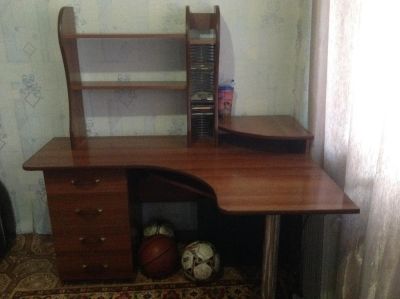 Лот: 7642903. Фото: 1. Стол компьютерный угловой со стеллажом... Компьютерные и письменные столы