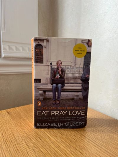 Лот: 25671530. Фото: 1. Elizabet Gilbert Eat Pray Love. Художественная