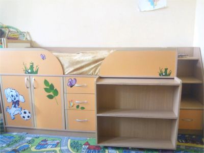 Лот: 8289821. Фото: 1. Детская кровать- чердак со ступеньками. Комплекты детской мебели
