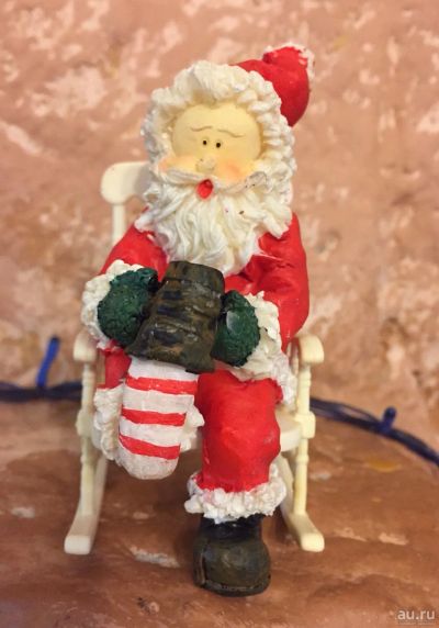 Лот: 16709177. Фото: 1. Дед Мороз Санта Клаус в кресле-качалке... Гирлянды, шарики, новогодние аксессуары