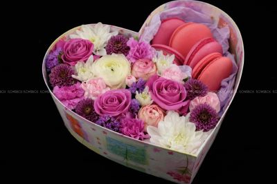 Лот: 7360340. Фото: 1. FlowerBox с макарунами (Роза... Свежие цветы