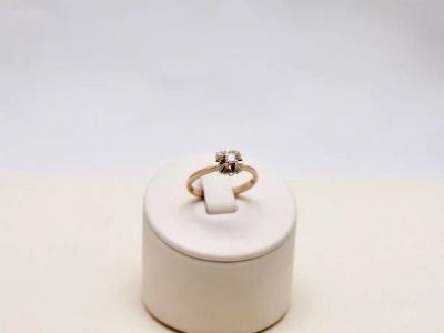 Лот: 12321307. Фото: 1. ЗОЛОТОЕ КОЛЬЦО С БРИЛЛИАНТОМ 2... Кольца, перстни