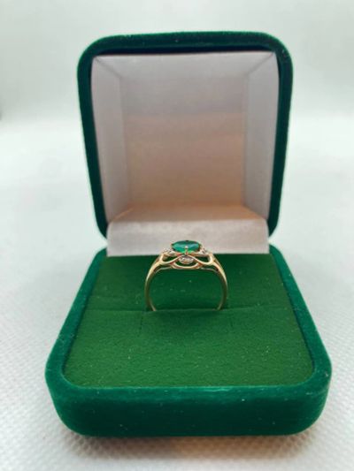 Лот: 21641232. Фото: 1. Золотое кольцо с зеленым камнем... Кольца, перстни