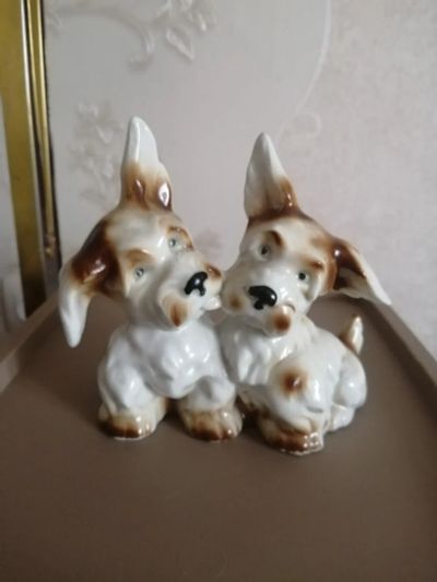 Лот: 19690756. Фото: 1. Статуэтка фигурки собак пара фарфор... Фарфор, керамика