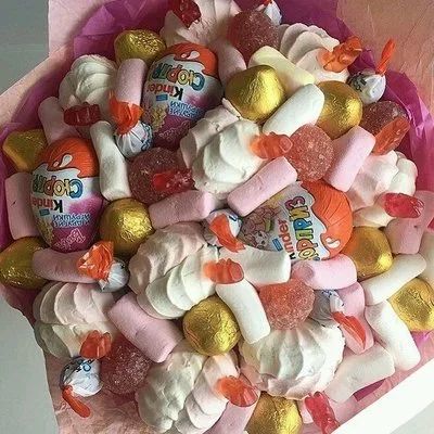 Лот: 11134711. Фото: 1. Вкусный букет с Киндер яйцом. Подарки на 8 марта